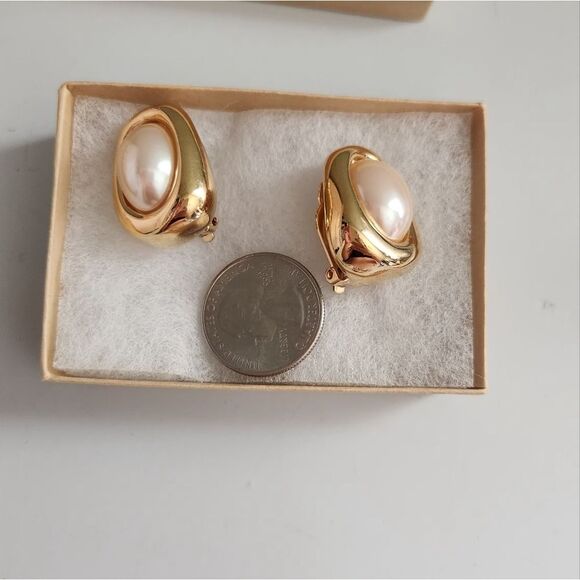 ✨️VINTAGE Givenchy Clip-on Gold Earrings - Picture 3 of 10